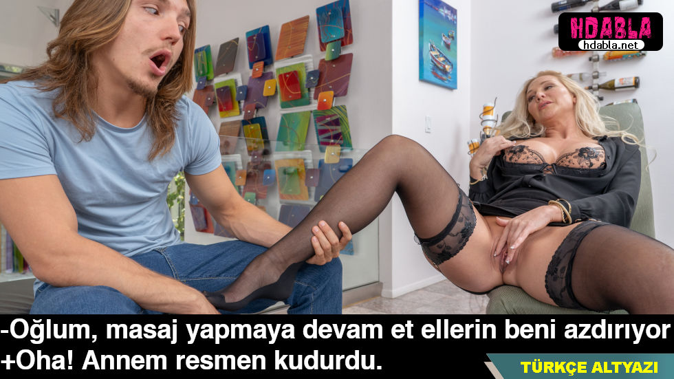 Annemin bacaklarına masaj yapıyordum zevke geldi Bacaklarını ayırdı